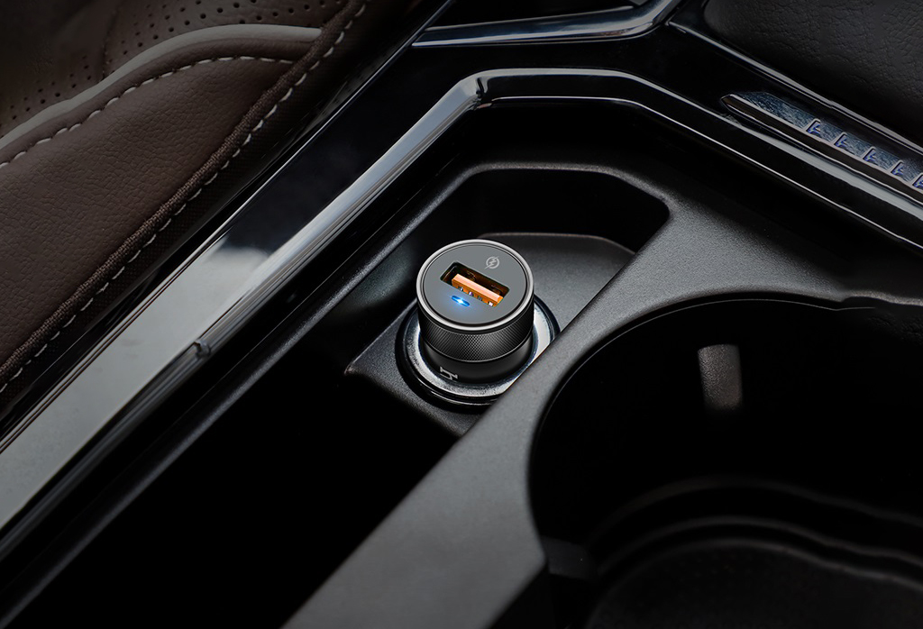 hoco-z32a-flash-power-fully-compatible-car-charger-interior.jpg